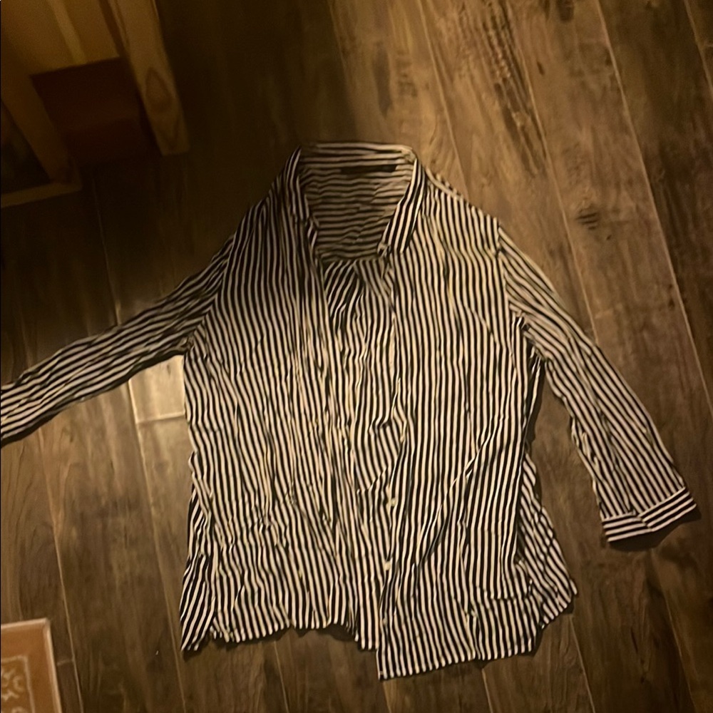 Striped Black and White button up quarter sleeve breezy Shirt🖤🤍